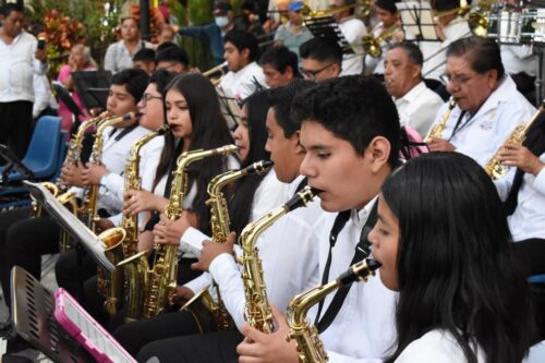 Entre Acordes de Danzón, Familias Disfrutan una Tarde Musical en Chilpancingo