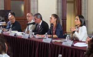 Claudia Sheinbaum Acuerda con Gasolineros Reducir el Precio del Diésel a 27 Pesos por Litro