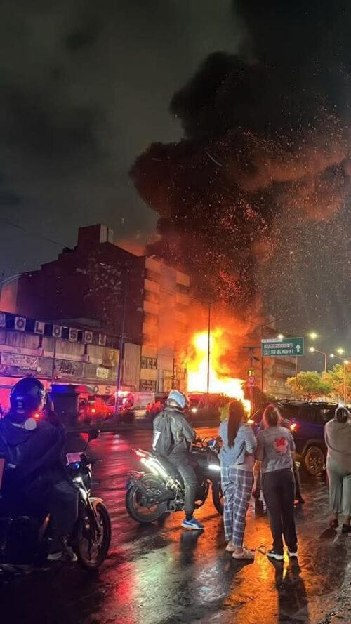 Autoridades Capitalinas Laboran Para Sofocar Incendio en Inmediaciones del Mercado de Sonora