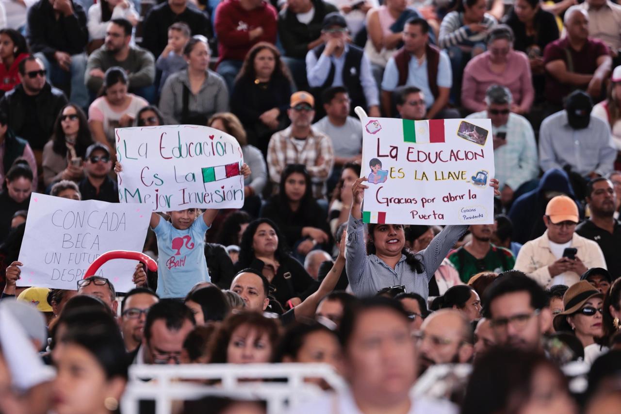 Reciben Estudiantes de Zacatecas Apoyos Para Útiles, Uniformes y Transporte