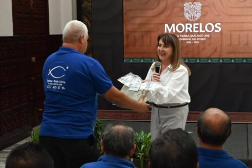 Dignifican Labor de Lustradores con Entrega de Uniformes