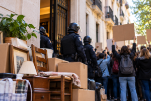 Desahucio de Adulta Mayor Tras 70 Años en su Vivienda Genera Indignación en Madrid